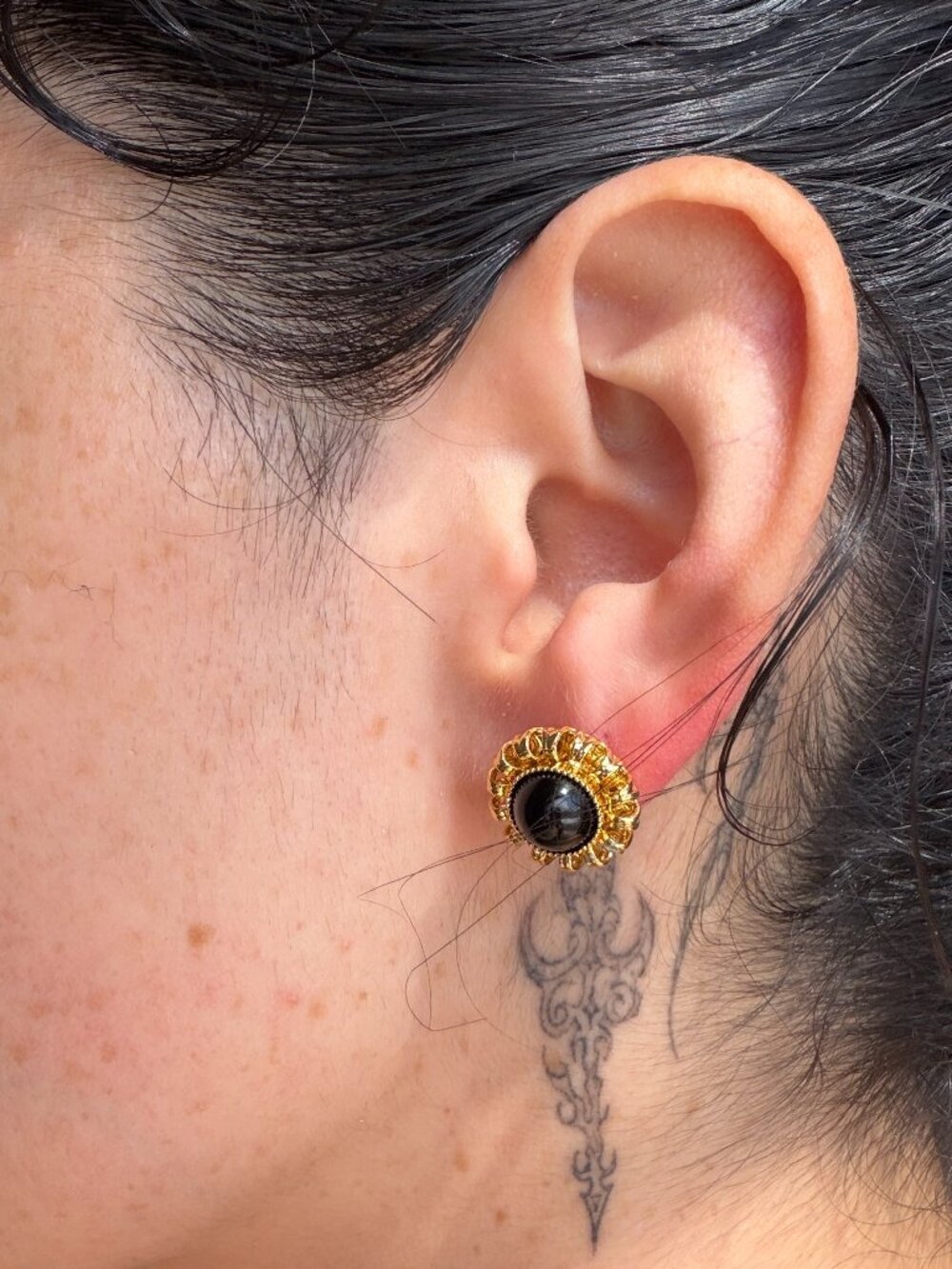 stella and doe black and gold vintage earrings stud halo textured OS